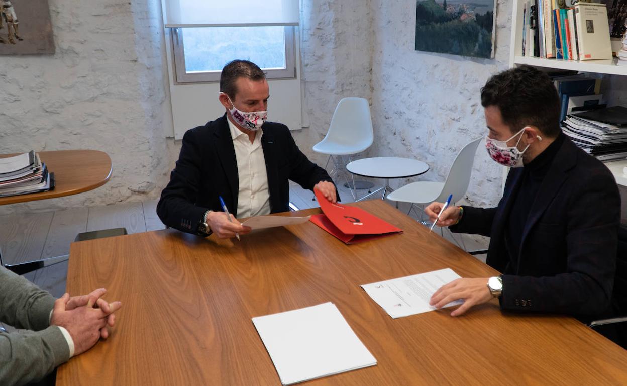 El director general de la Fundación Comillas, Manuel Preciado, y el presidente de Rosa Navidad, Manuel Berrazueta, firman el acuerdo en las instalaciones del Centro Universitario CIESE-Comillas. 