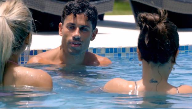 Diego en la piscina, junto a varias 'tentadoras'.