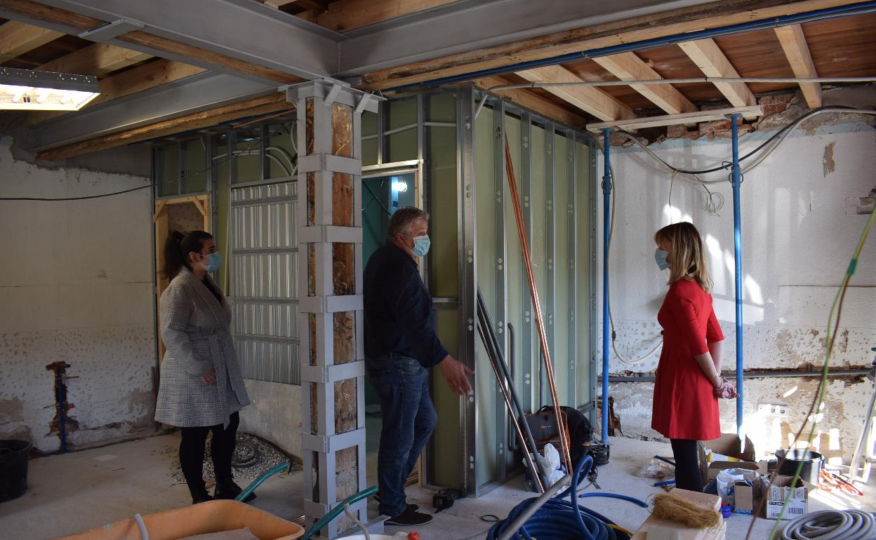 Los trabajos para la creación de la Casa de Juventud en el antiguo edificio de Correos de Renedo también se llevaron cabo gracias al programa de Corporaciones locales. 