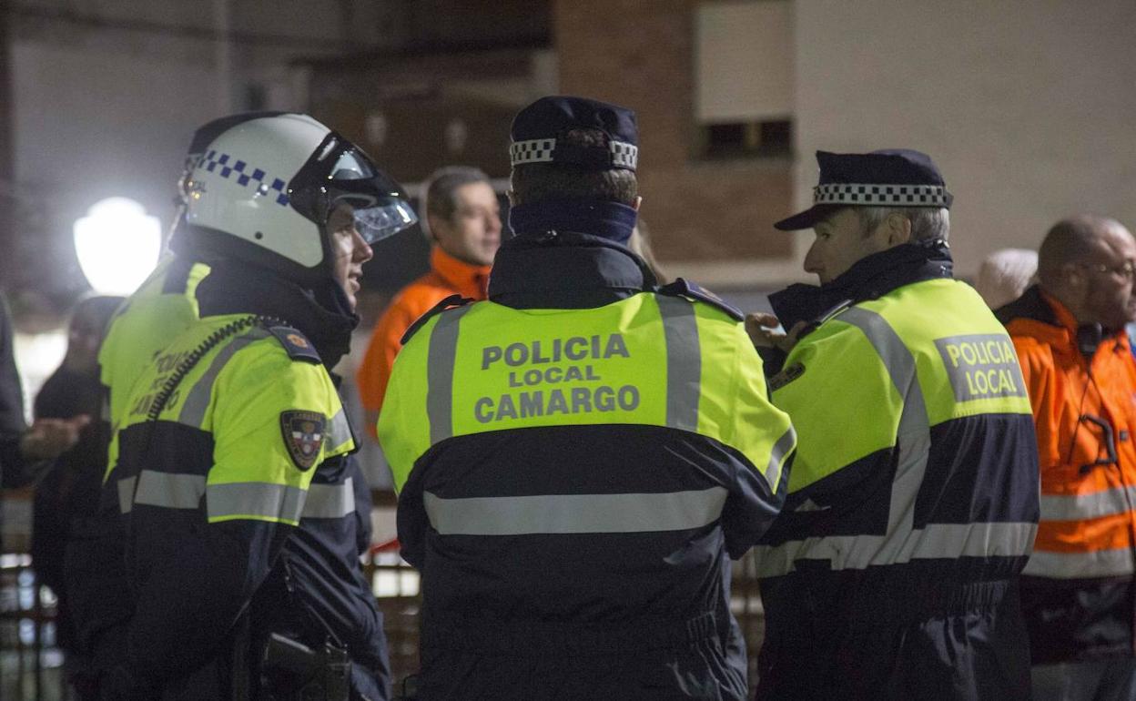 Tres agentes de la Policía Local de Camargo mantienen una conversación, en una imagen de archivo.