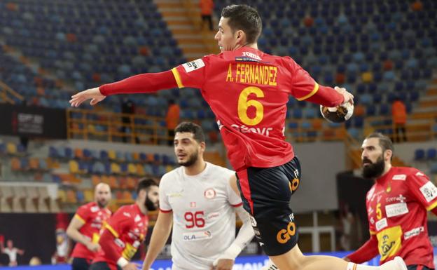 Ángel Fernández tira a portería en el partido ante Túnez, en el que marcó 10 goles.