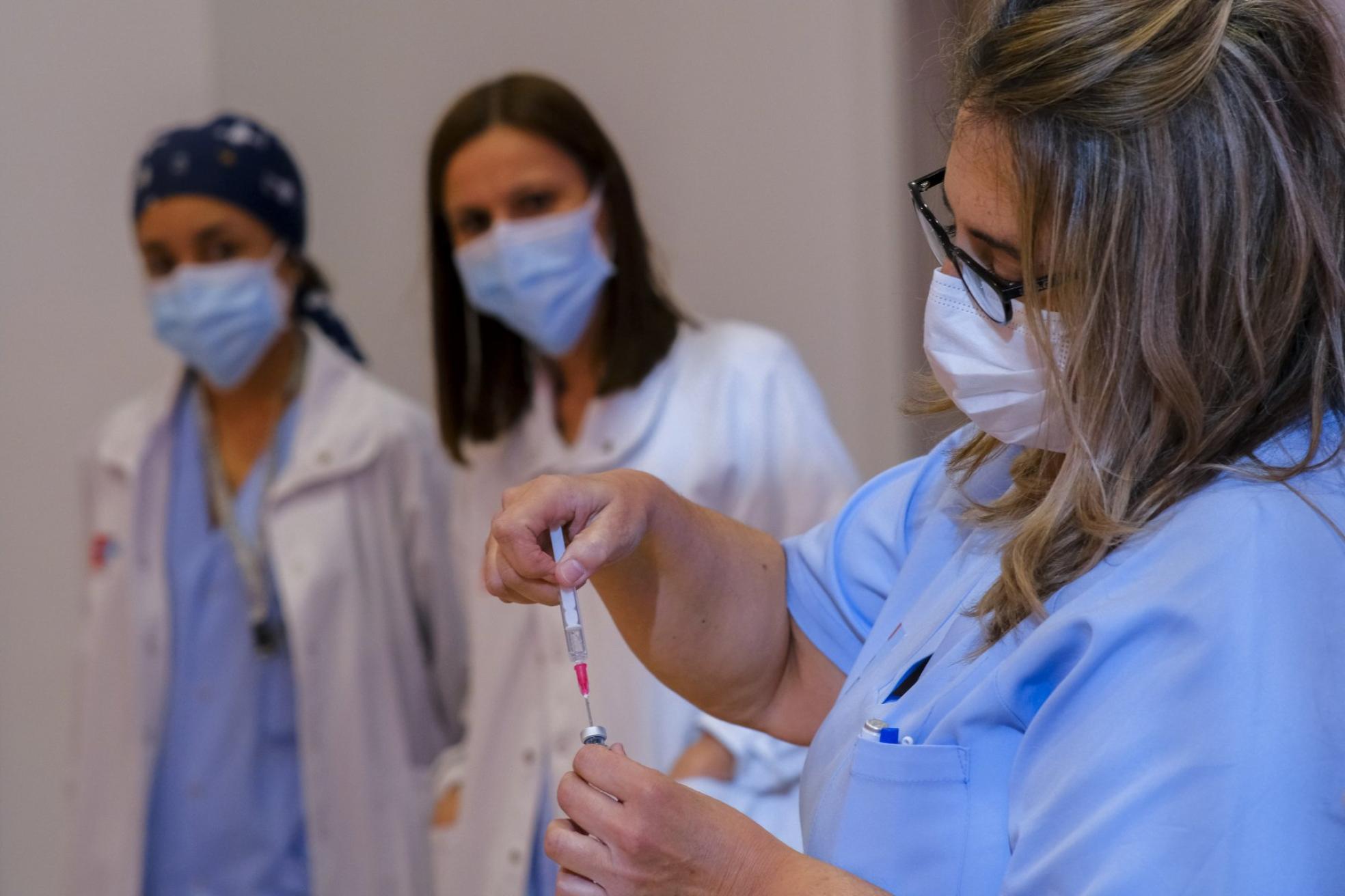 Una enfermera extrae una dosis de la vacuna en Valdecilla.