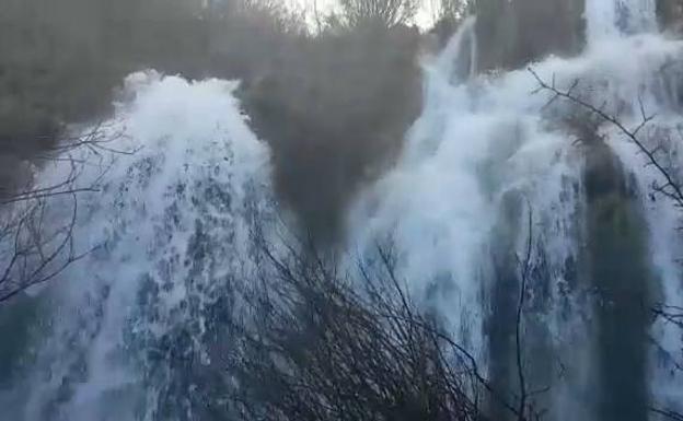 El deshielo transforma la cascada del Tobazo en una espectacular catarata