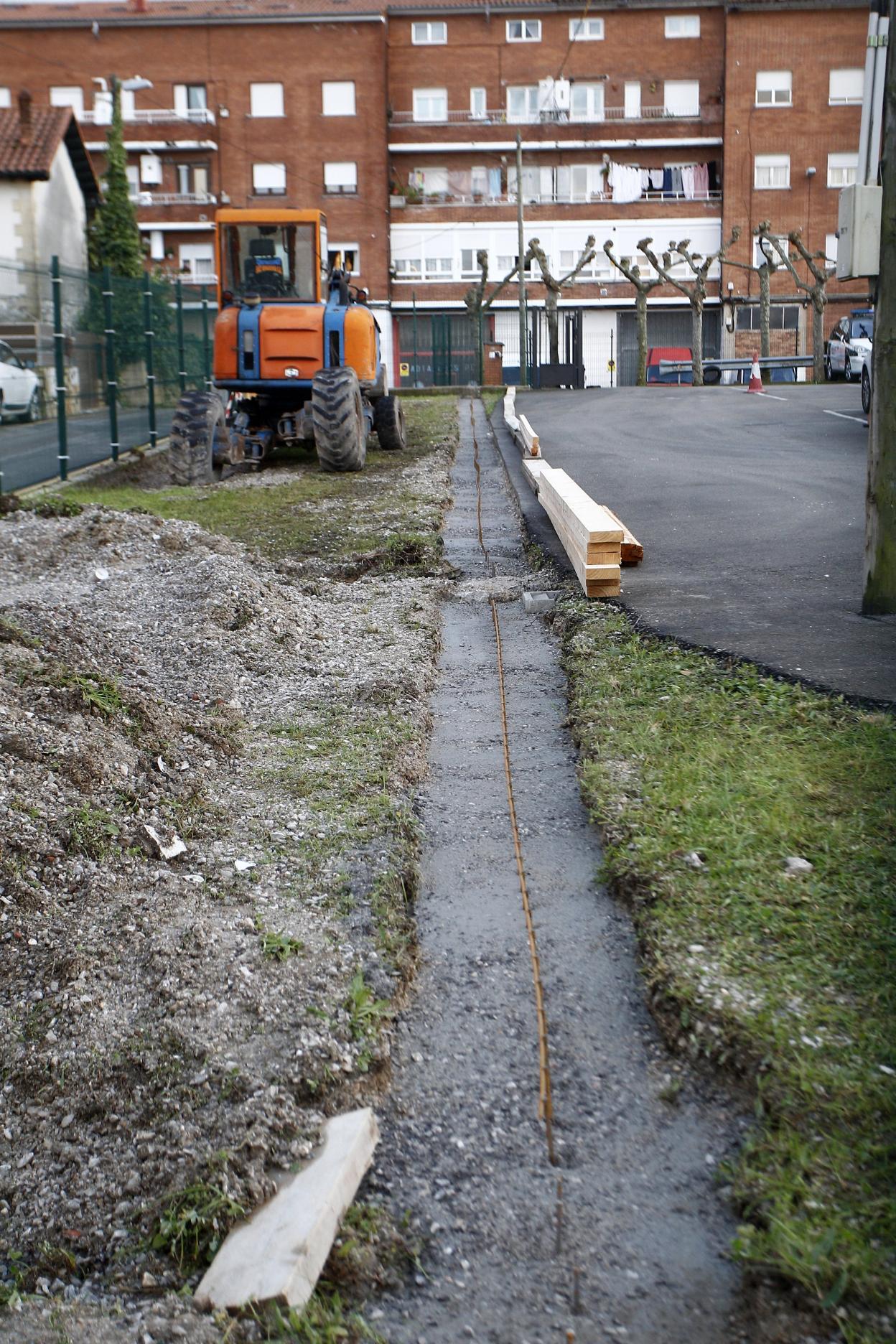 La obra incluye la construcción de una acera.