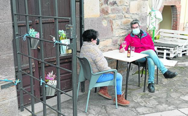 Lucy y Luis Portillo charlan en la terraza de El Fogón de Pesquera. 