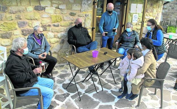 Los hermanos Ana y Fran atienden a algunos miembros de la Asociación Riguraos de Cayón. 