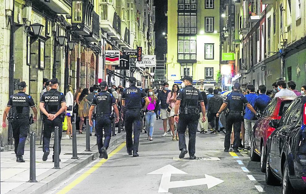 Agentes de la Policía Municipal de Santander,controlando las zonas de ocio nocturno. 