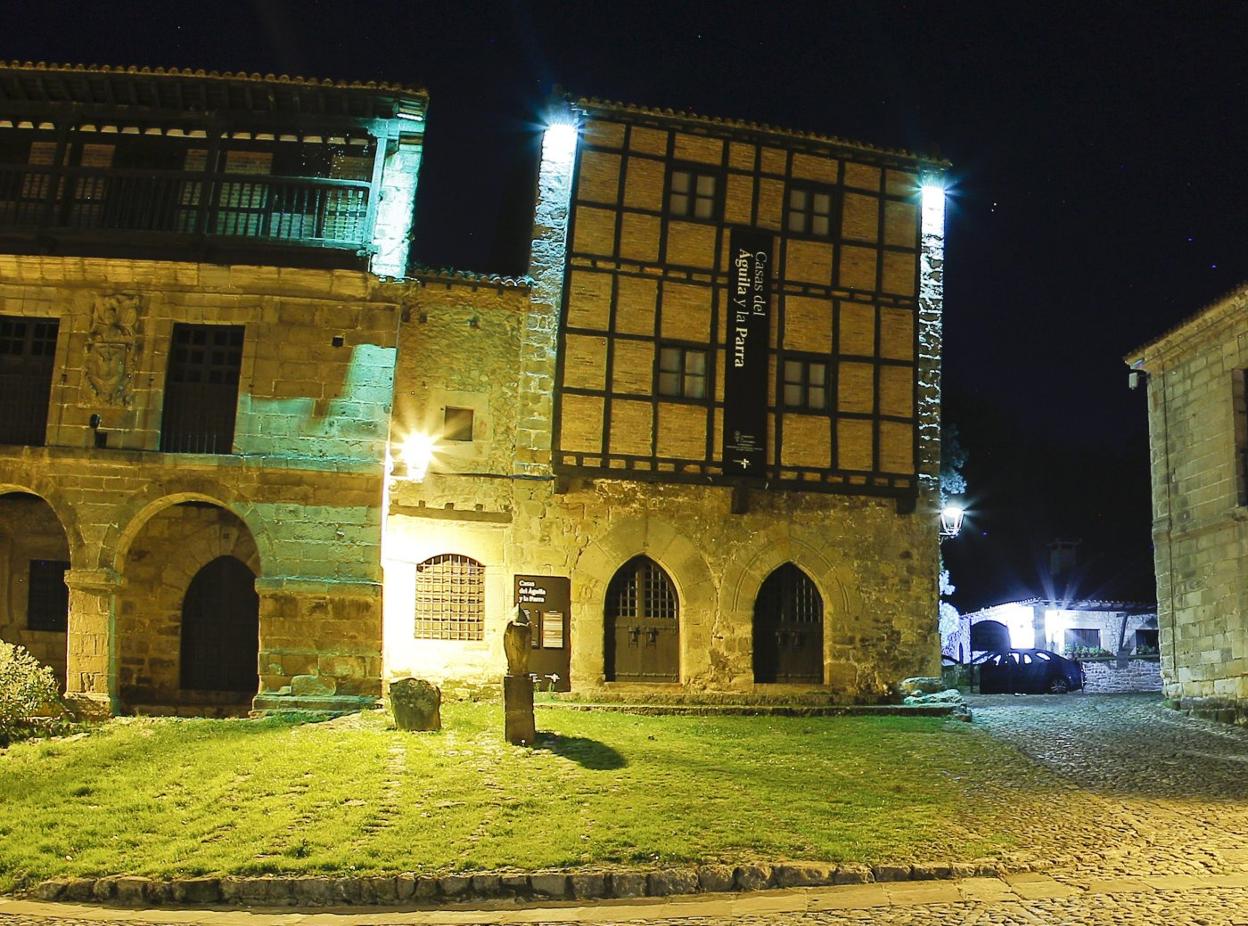 El Centro de Arte Rupestre tendrá como sede las Casas del Águila y la Parra, en Santillana del Mar. 