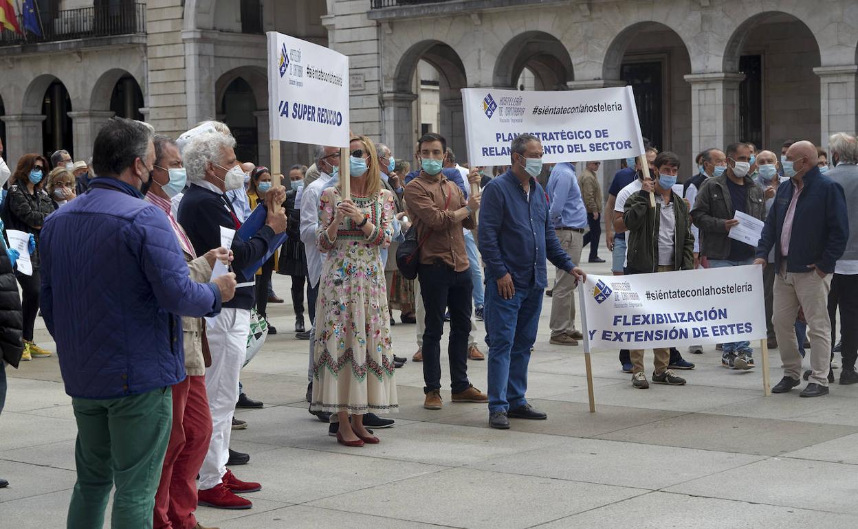 Hostelería pide apoyo en el Parlamento para que el Gobierno les indemnice