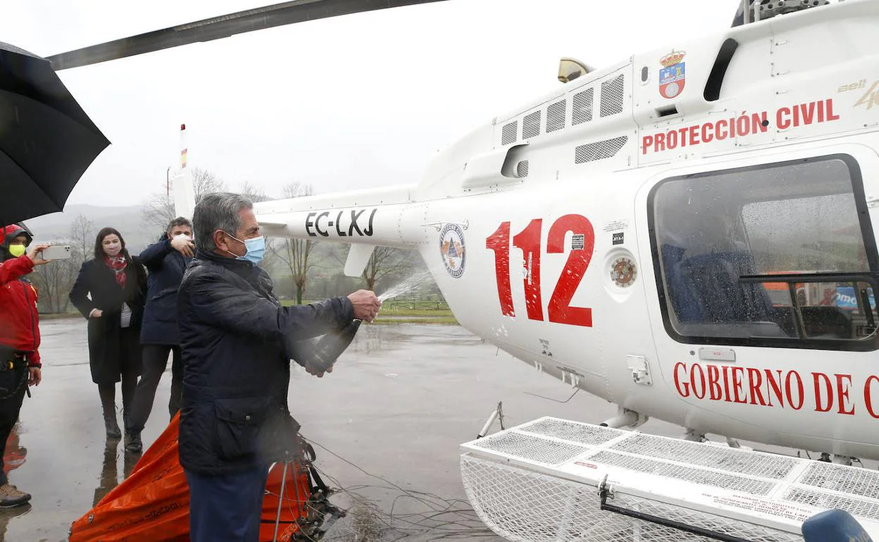 Miguel Ángel Revilla bautiza el nuevo helicóptero en Villacarriedo.