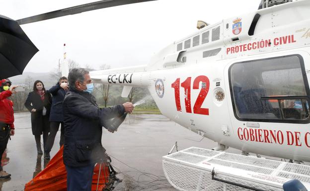 Cantabria presenta un segundo helicóptero del 112 para combatir los incendios forestales y las inundaciones