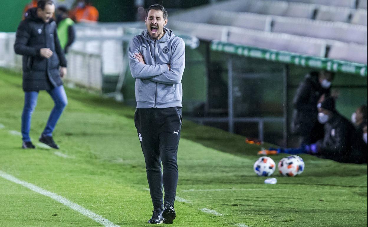 Aritz Solabarrieta grita en el banquillo durante el partido de ayer.