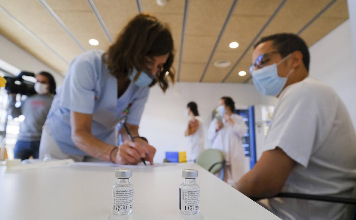 Inicio del proceso de vacunación en el Hospital Valdecilla días atrás