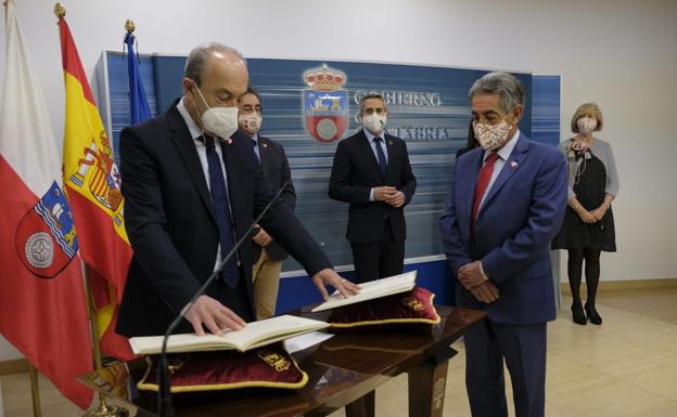 Marcano, junto a Revilla, durante la toma de posesión.