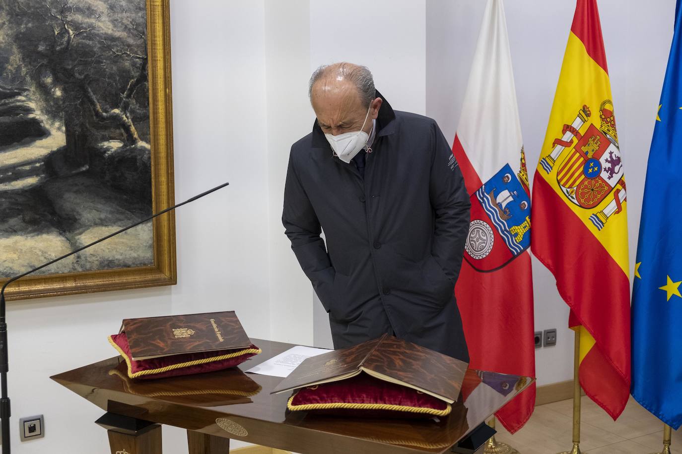 Francisco Javier López Marcano es consejero del Gobierno de Cantabria por quinta vez. El exalcalde de Torrelavega vuelve al Ejecutivo después de superar sin mácula judicial los cinco procesos en los que estaba envuelto y que le obligaron a retirarse de la vida política durante casi seis años