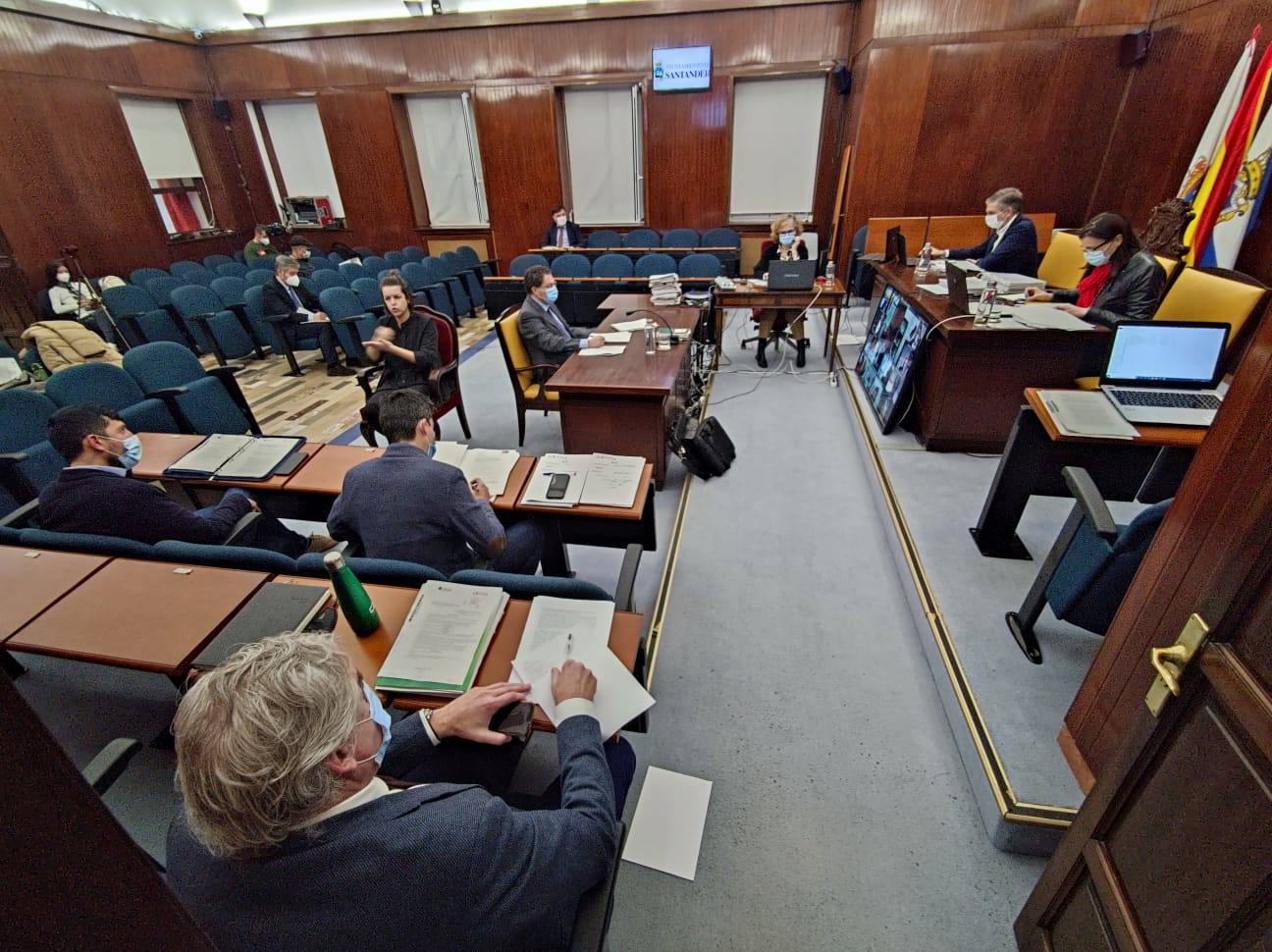 El Pleno de enero de Santander, la mayoría de concejales participa de forma telemática. 