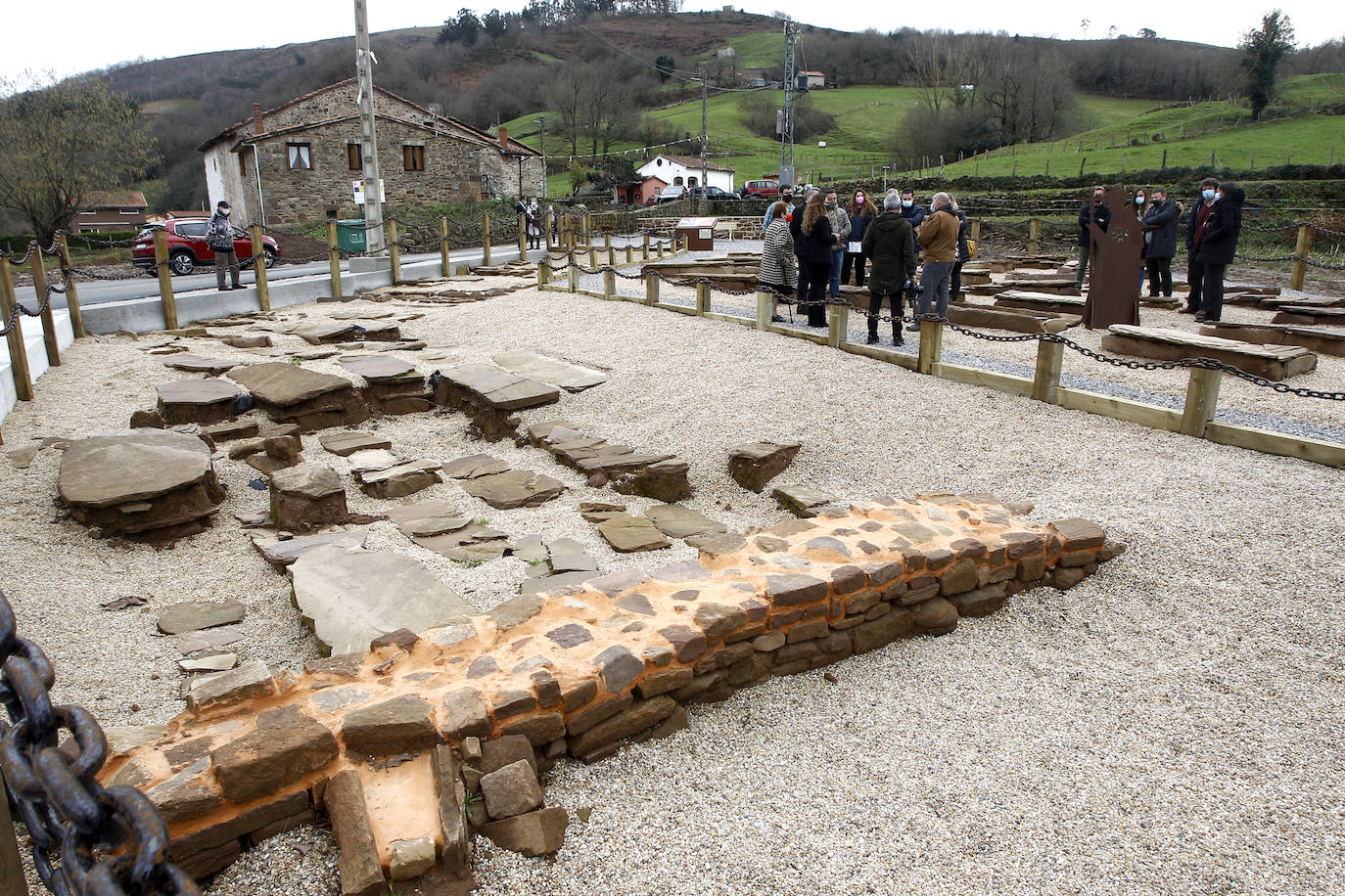 Se levanta sobre un cementerio cristiano con más de mil años de historia, datado entre el año 799 y el 971 después de Cristo