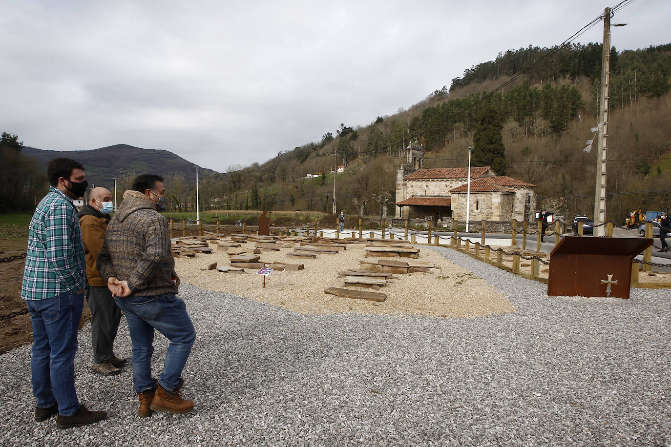 Se levanta sobre un cementerio cristiano con más de mil años de historia, datado entre el año 799 y el 971 después de Cristo