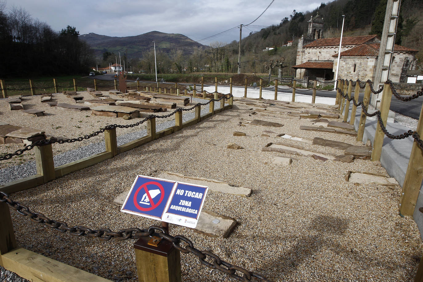 Se levanta sobre un cementerio cristiano con más de mil años de historia, datado entre el año 799 y el 971 después de Cristo