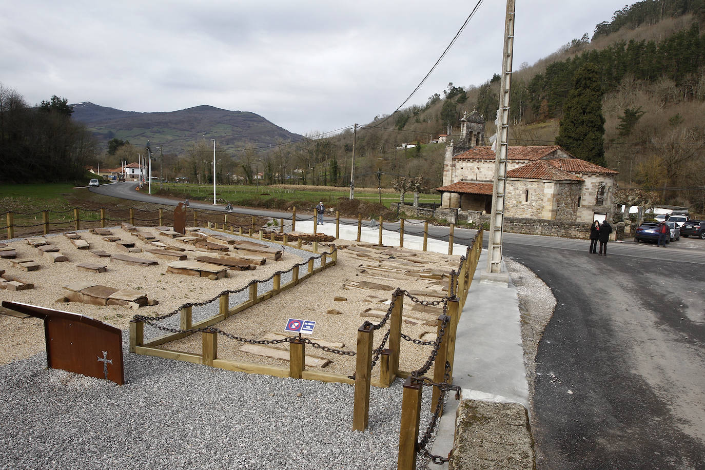 Se levanta sobre un cementerio cristiano con más de mil años de historia, datado entre el año 799 y el 971 después de Cristo