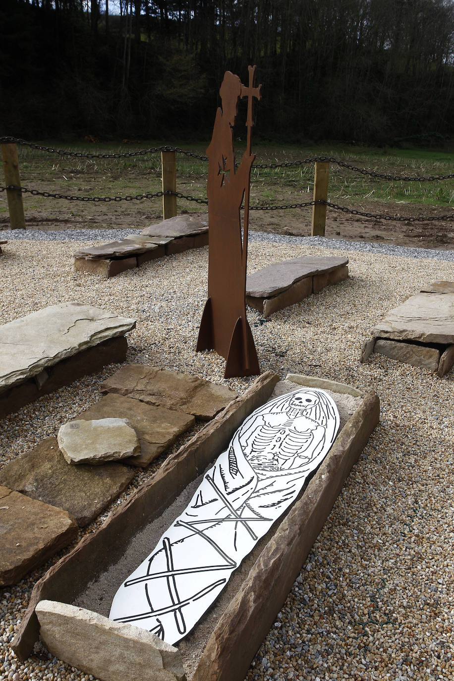 Se levanta sobre un cementerio cristiano con más de mil años de historia, datado entre el año 799 y el 971 después de Cristo