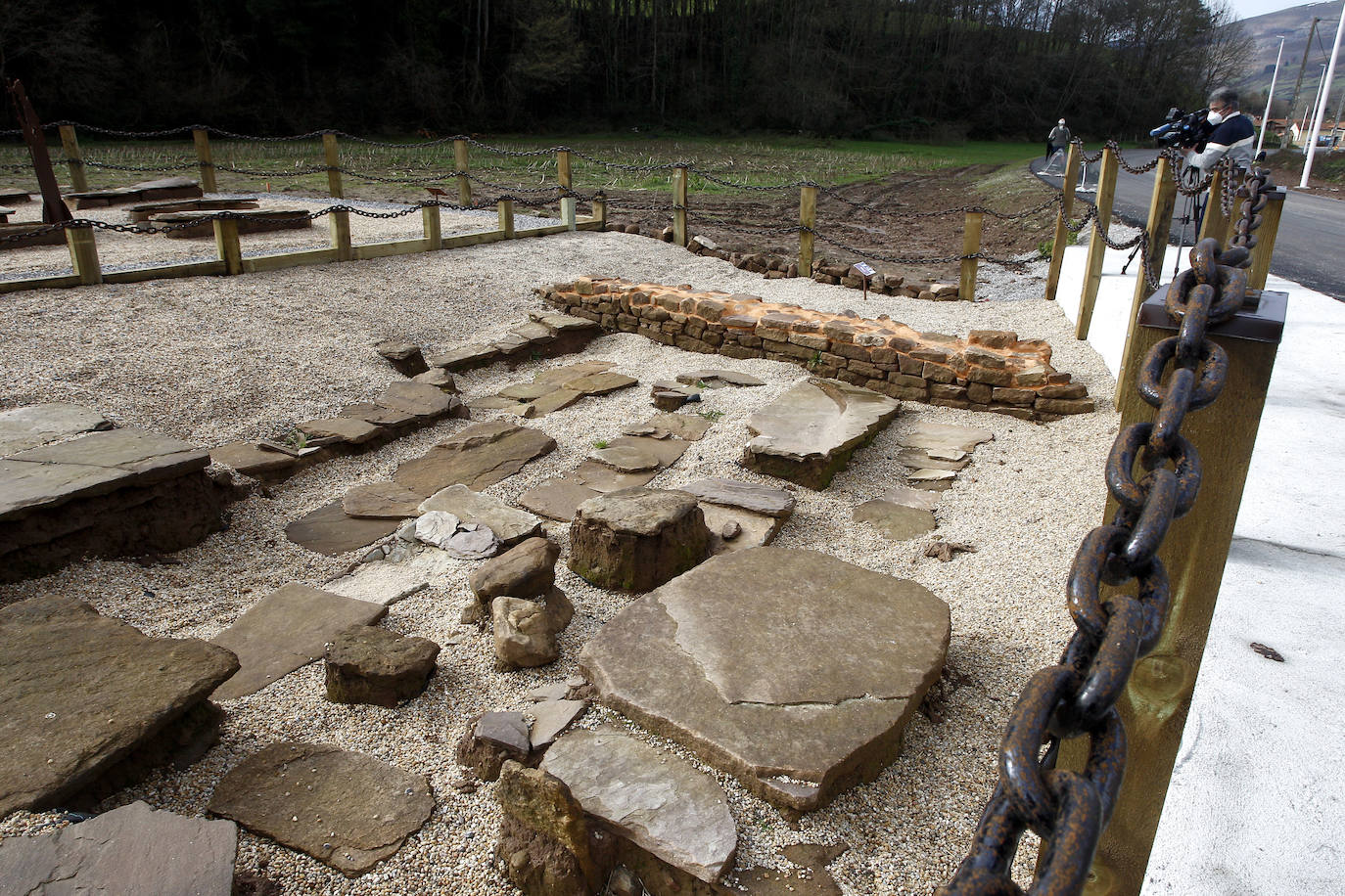 Se levanta sobre un cementerio cristiano con más de mil años de historia, datado entre el año 799 y el 971 después de Cristo