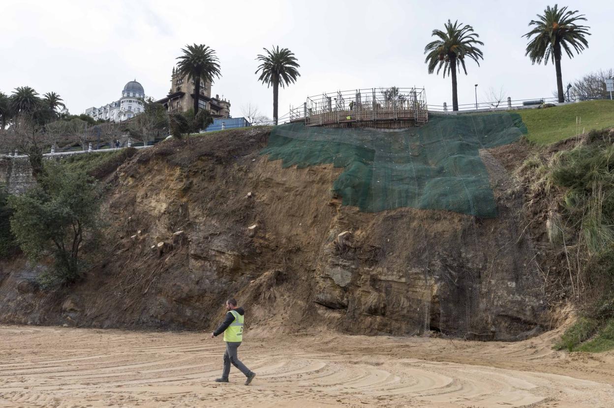 Continúa la instalación de una malla de protección para estabilizar el talud de Reina Victoria. 