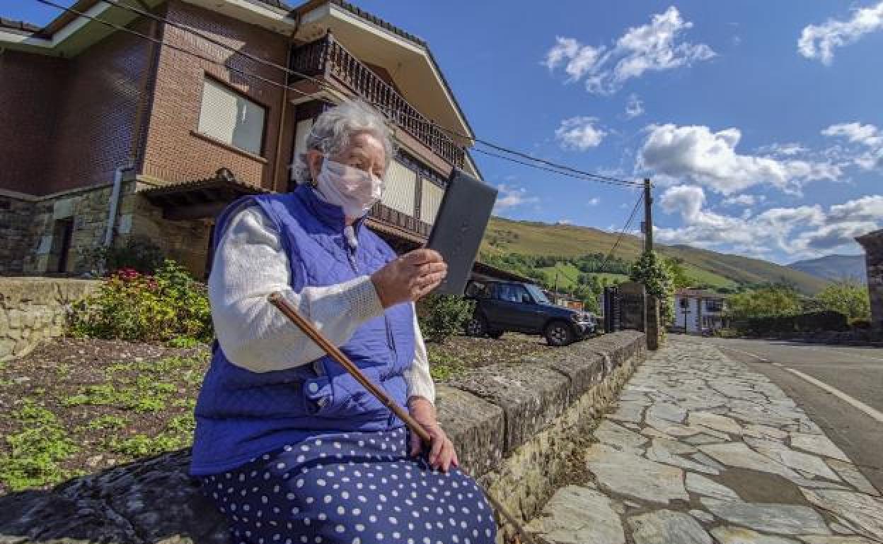 Imagen de archivo de una mujer mirando una tablet en Vega de Pas