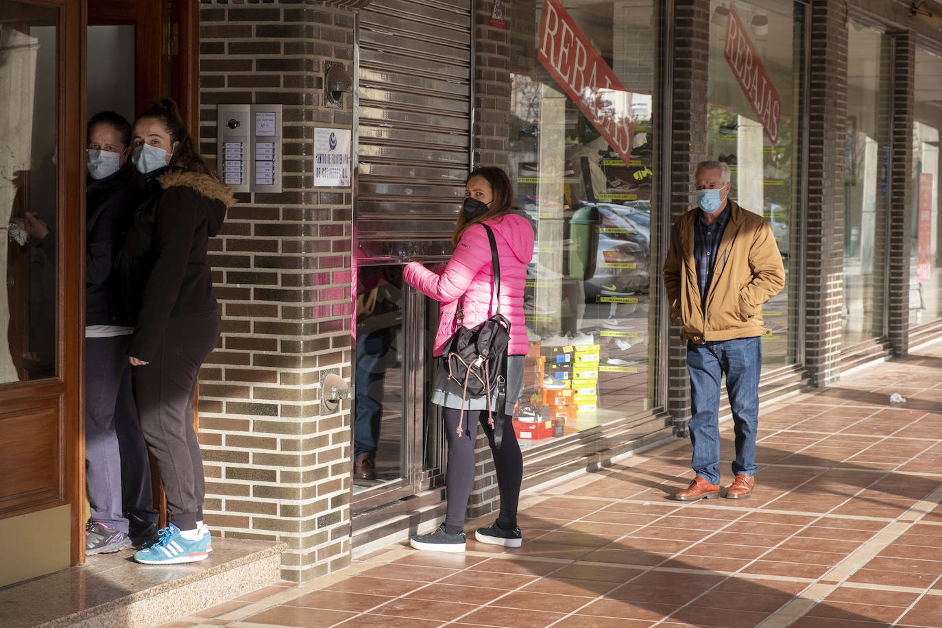 Los vecinos de Colindres empiezan su confinamiento de 14 días. 