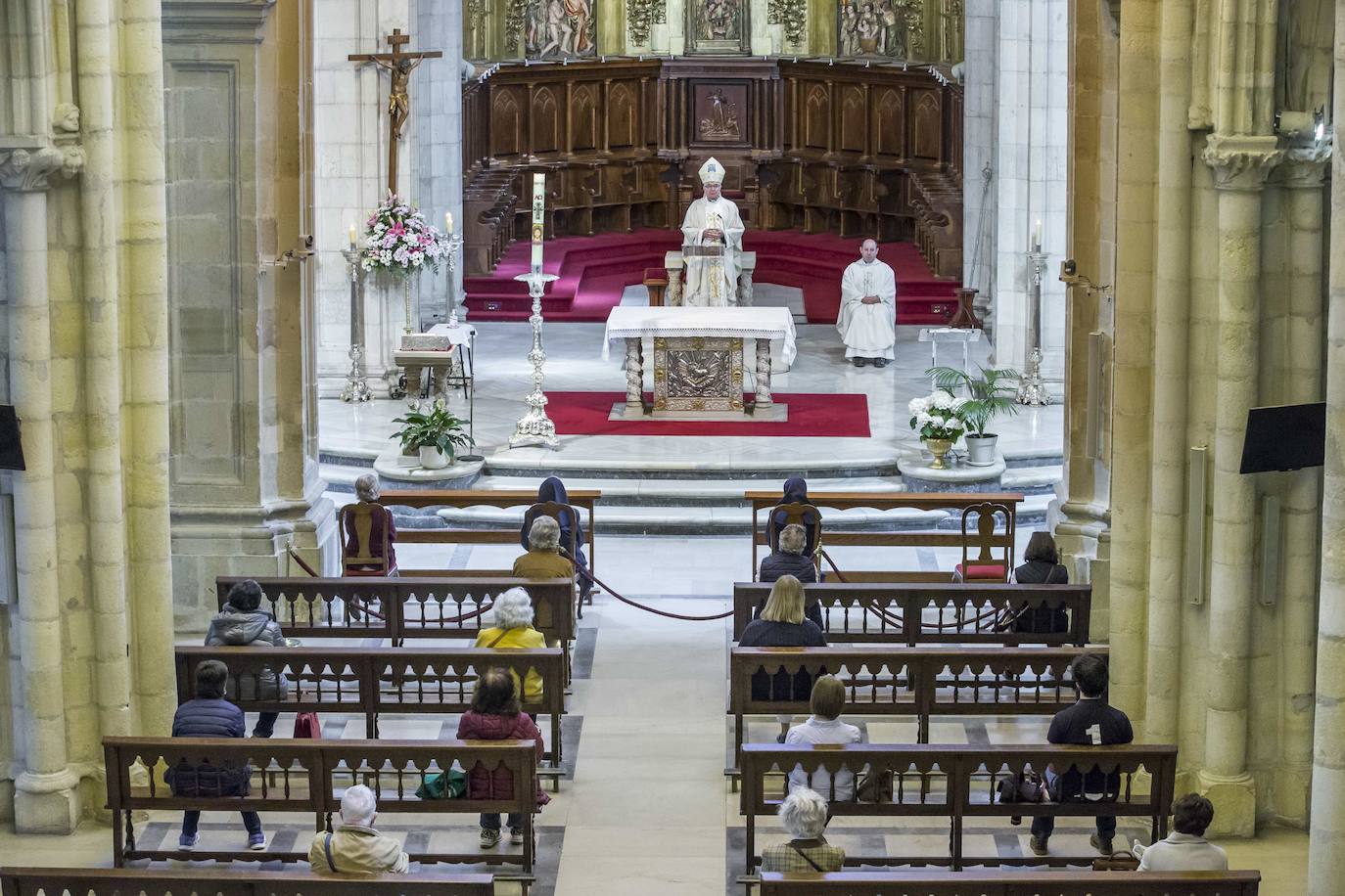 Imagen de archivo de una misa en la Catedral de Santander, oficiada por el obispo Manuel Sánchez Monge.