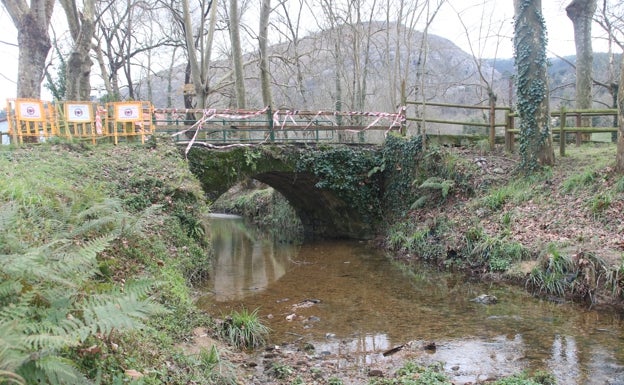 El puente de Revilla, en Riotuerto, será reparado y se colocarán pasarelas peatonales a su lado 