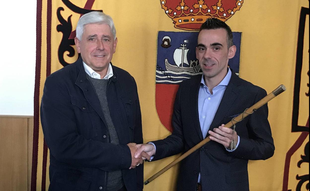 Patricio Martínez (exalcalde) y Víctor Gutiérrez, alcalde actual, el día del relevo al frente del Consistorio.