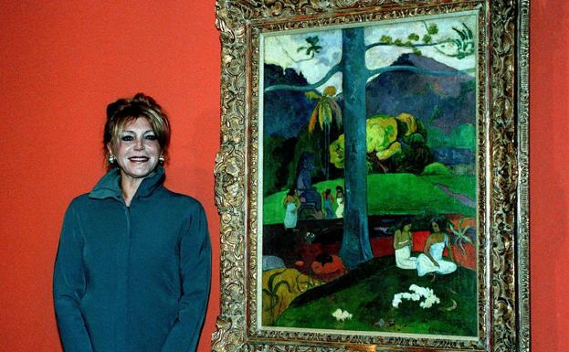 La baronesa Carmen Cervera posa ante el cuadro de Paul Gaugin 'Mata Mua'.