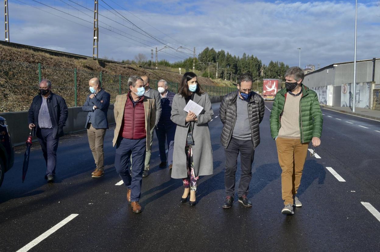 La alcaldesa Gema Igual y el concejal César Díaz visitaron ayer el polígono de Candina. 