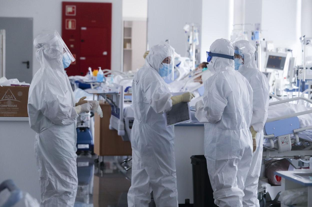 Imagen de archivo de sanitarios en la UCI del Pabellón 15 del Hospital Valdecilla. 