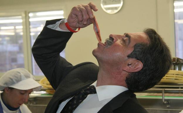 Imagen de 2007 de Miguel Angel Revilla comiendo una anchoa durante la inauguración de las instalaciones de Conservas Lolín, en Castro Urdiales.