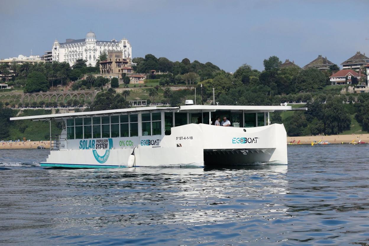  El catamarán electrosolar de Metaltec, Ecoboat, efectúa pruebas por la Bahía de Santander en el año 2018. DM