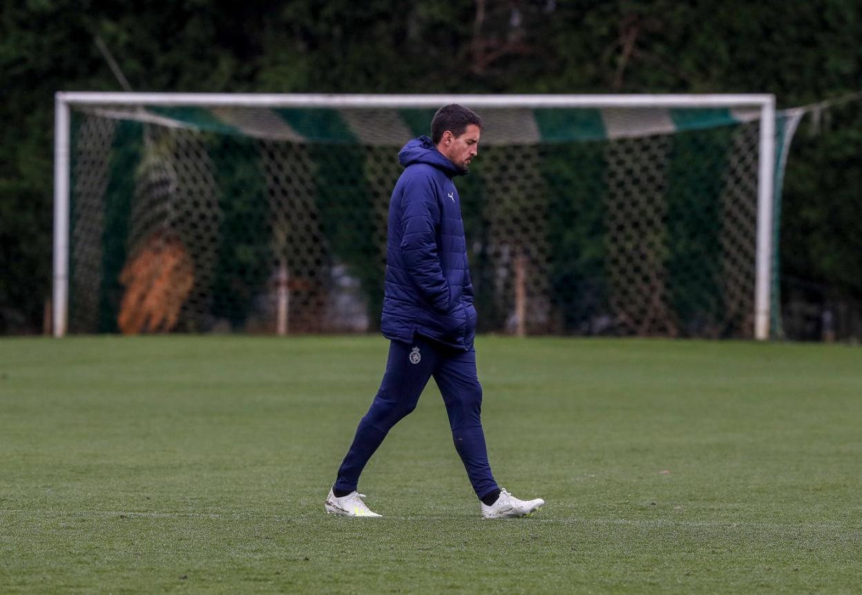 Aritz Solabarrieta, pensativo sobre el campo 1 de las Instalaciones Nando Yosu. Alberto Aja