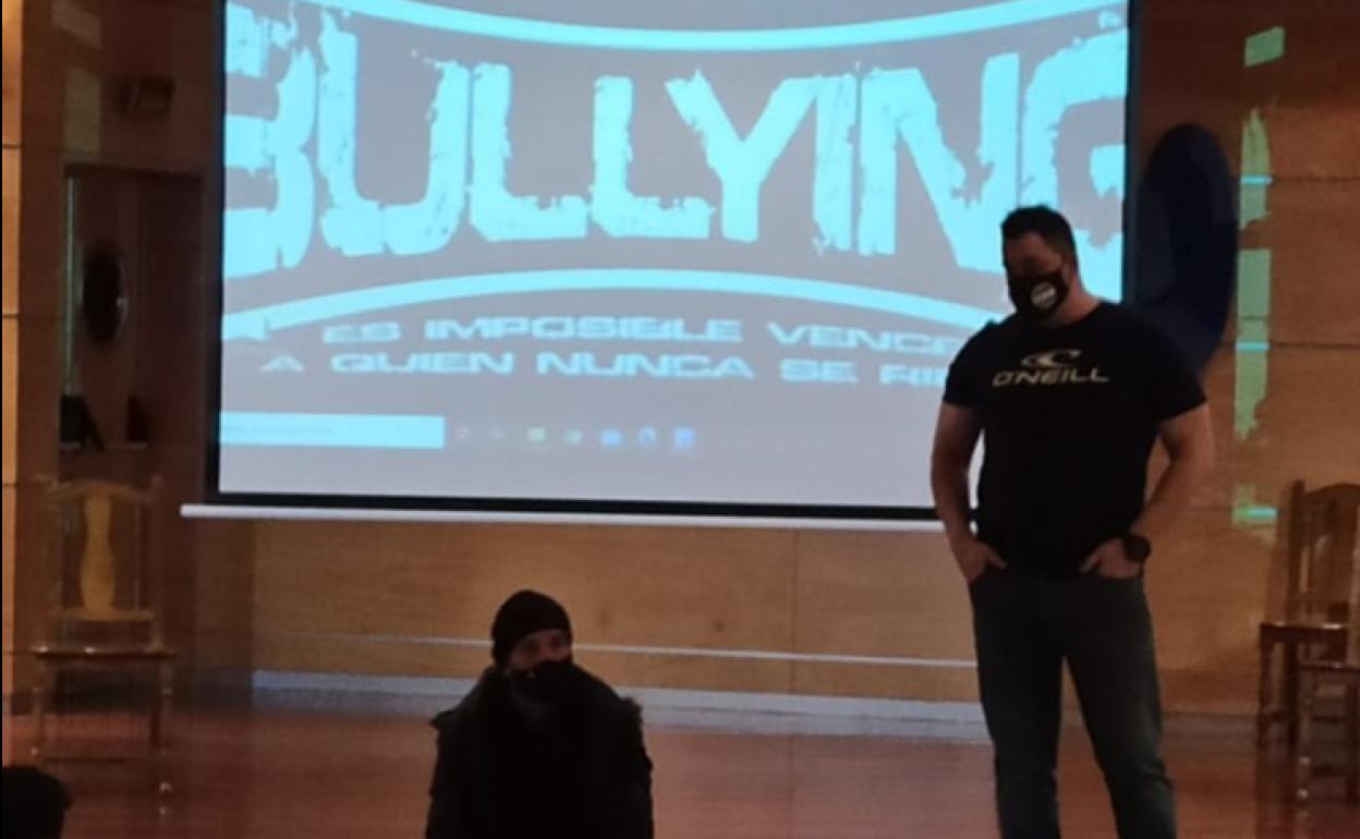 Curso contra el acoso escolar impartido en el instituto de Meuelo.