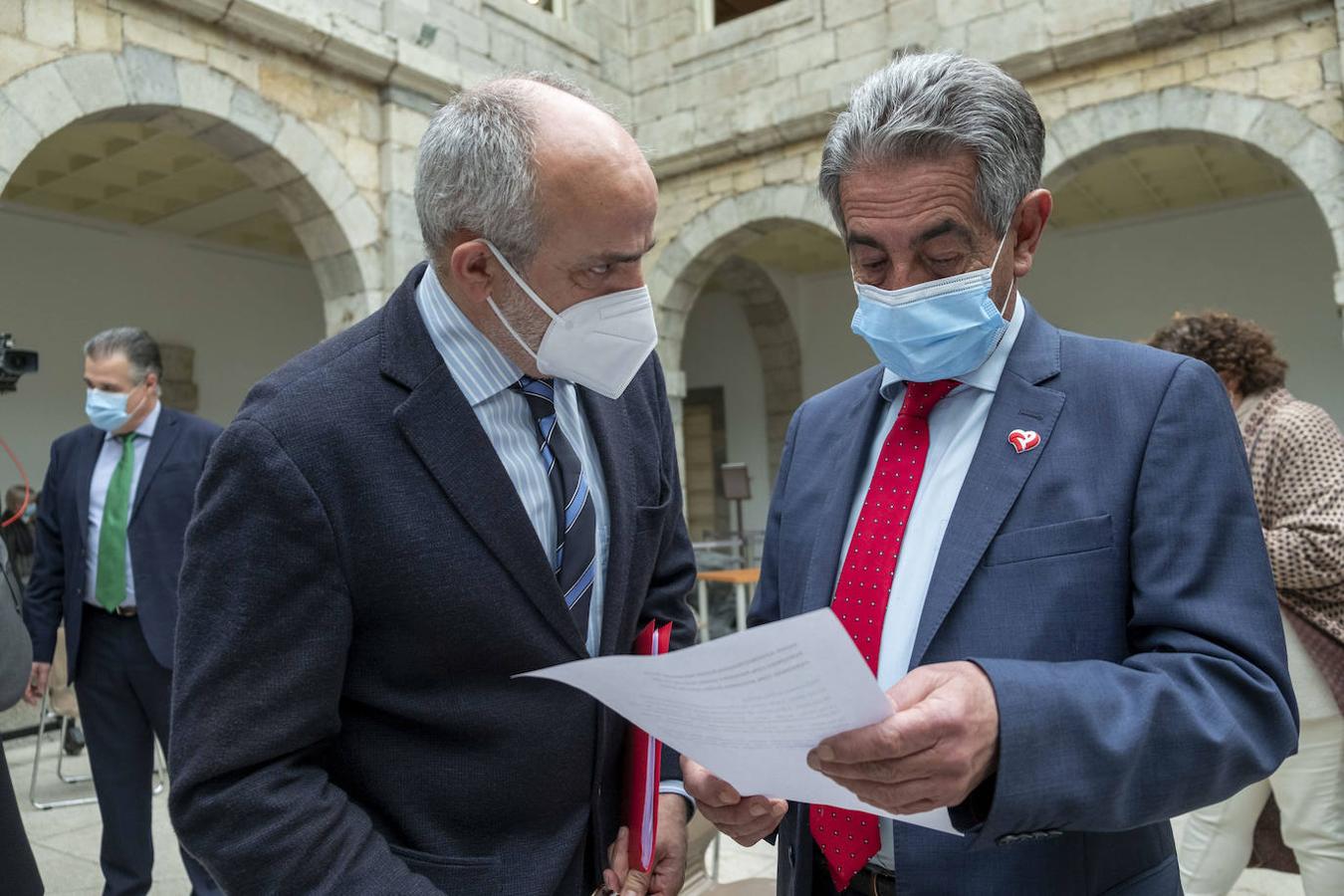 Durante su discurso para conmemorar el 39 aniversario del Estatuto de Autonomía de Cantabria, el presidente del Parlamento ha recordado a las víctimas de la pandemia y ha pedido «centrar esfuerzos en la reconstrucción y recuperación de la economía»