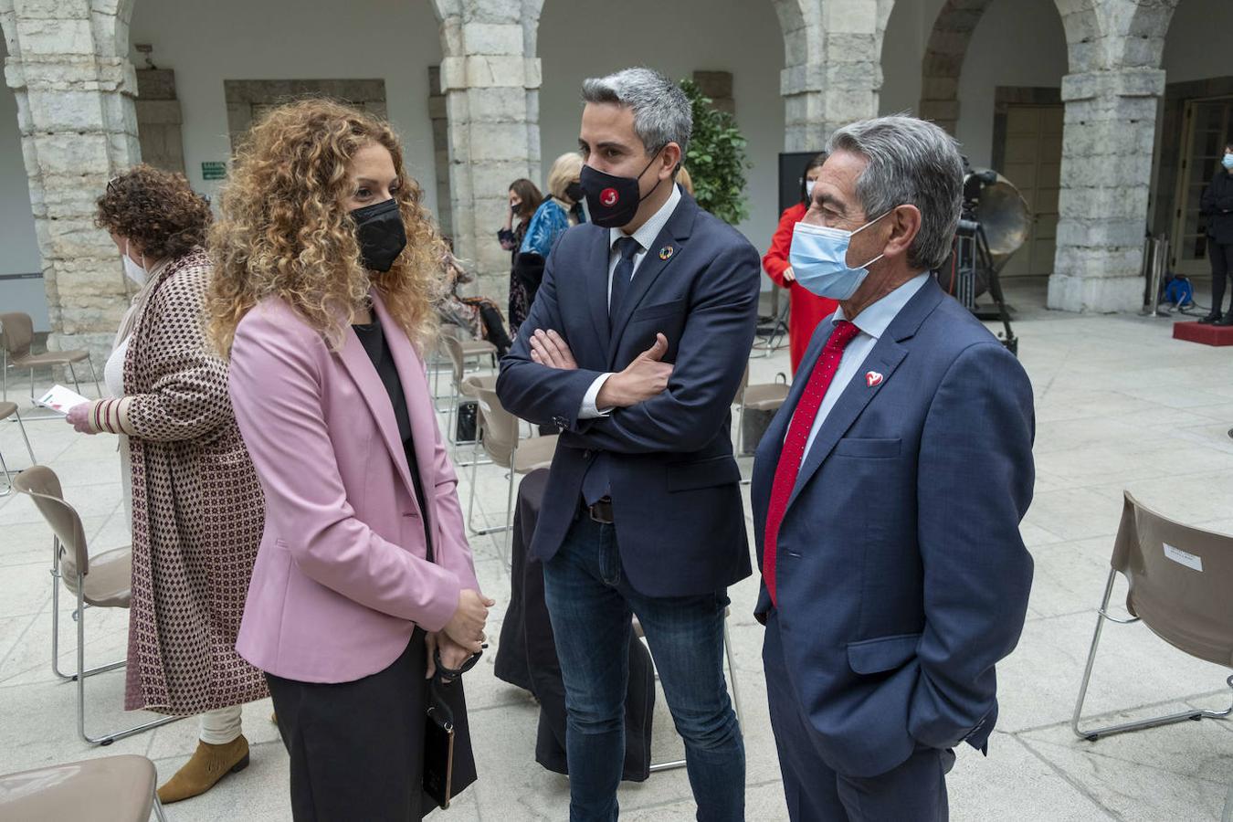 Durante su discurso para conmemorar el 39 aniversario del Estatuto de Autonomía de Cantabria, el presidente del Parlamento ha recordado a las víctimas de la pandemia y ha pedido «centrar esfuerzos en la reconstrucción y recuperación de la economía»