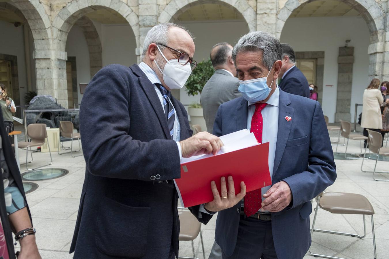 Durante su discurso para conmemorar el 39 aniversario del Estatuto de Autonomía de Cantabria, el presidente del Parlamento ha recordado a las víctimas de la pandemia y ha pedido «centrar esfuerzos en la reconstrucción y recuperación de la economía»