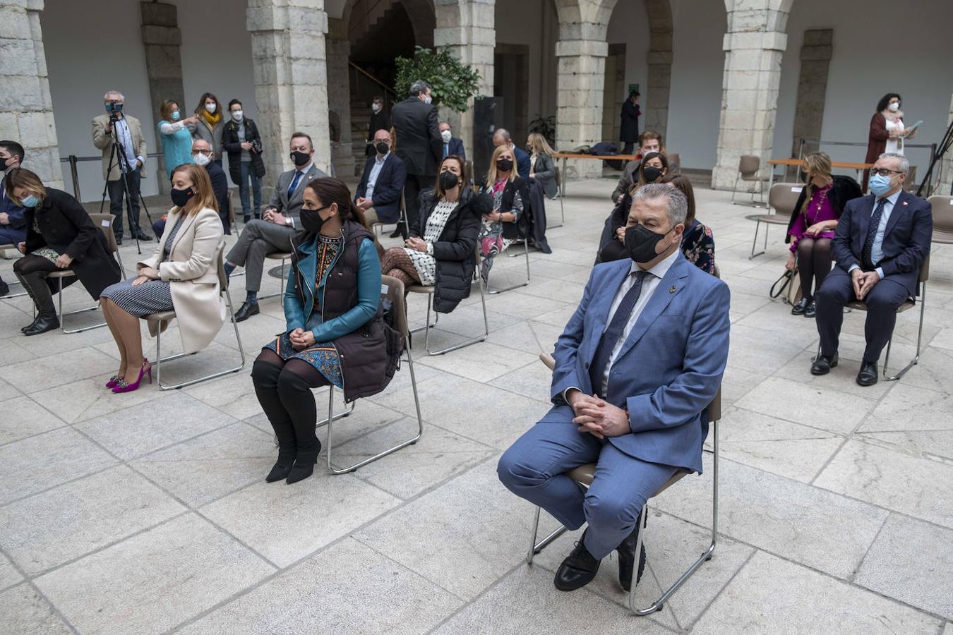 Durante su discurso para conmemorar el 39 aniversario del Estatuto de Autonomía de Cantabria, el presidente del Parlamento ha recordado a las víctimas de la pandemia y ha pedido «centrar esfuerzos en la reconstrucción y recuperación de la economía»