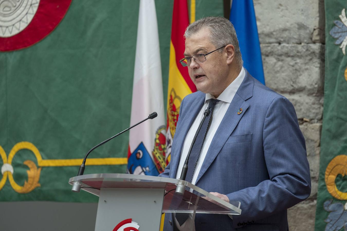 Durante su discurso para conmemorar el 39 aniversario del Estatuto de Autonomía de Cantabria, el presidente del Parlamento ha recordado a las víctimas de la pandemia y ha pedido «centrar esfuerzos en la reconstrucción y recuperación de la economía»