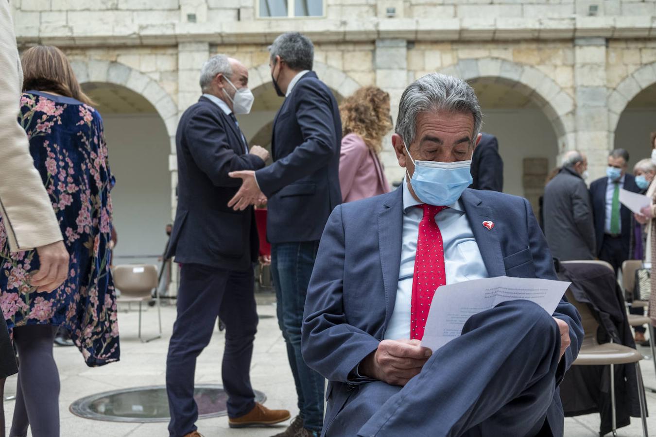 Durante su discurso para conmemorar el 39 aniversario del Estatuto de Autonomía de Cantabria, el presidente del Parlamento ha recordado a las víctimas de la pandemia y ha pedido «centrar esfuerzos en la reconstrucción y recuperación de la economía»