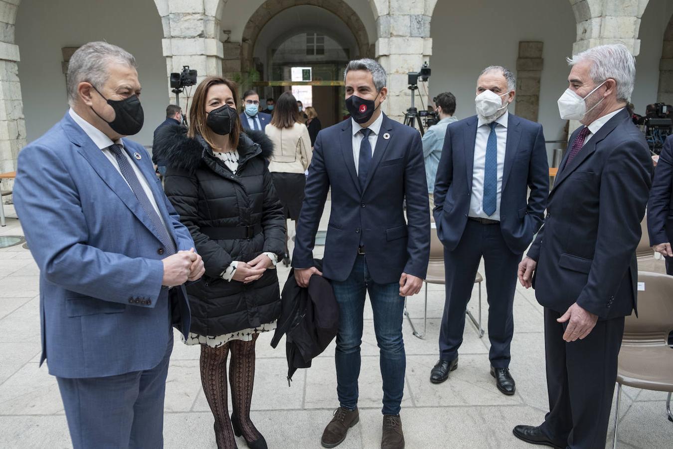 Durante su discurso para conmemorar el 39 aniversario del Estatuto de Autonomía de Cantabria, el presidente del Parlamento ha recordado a las víctimas de la pandemia y ha pedido «centrar esfuerzos en la reconstrucción y recuperación de la economía»