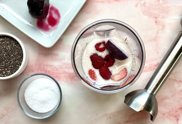 Batir la leche con la fruta, la vainilla y el azúcar que necesite.