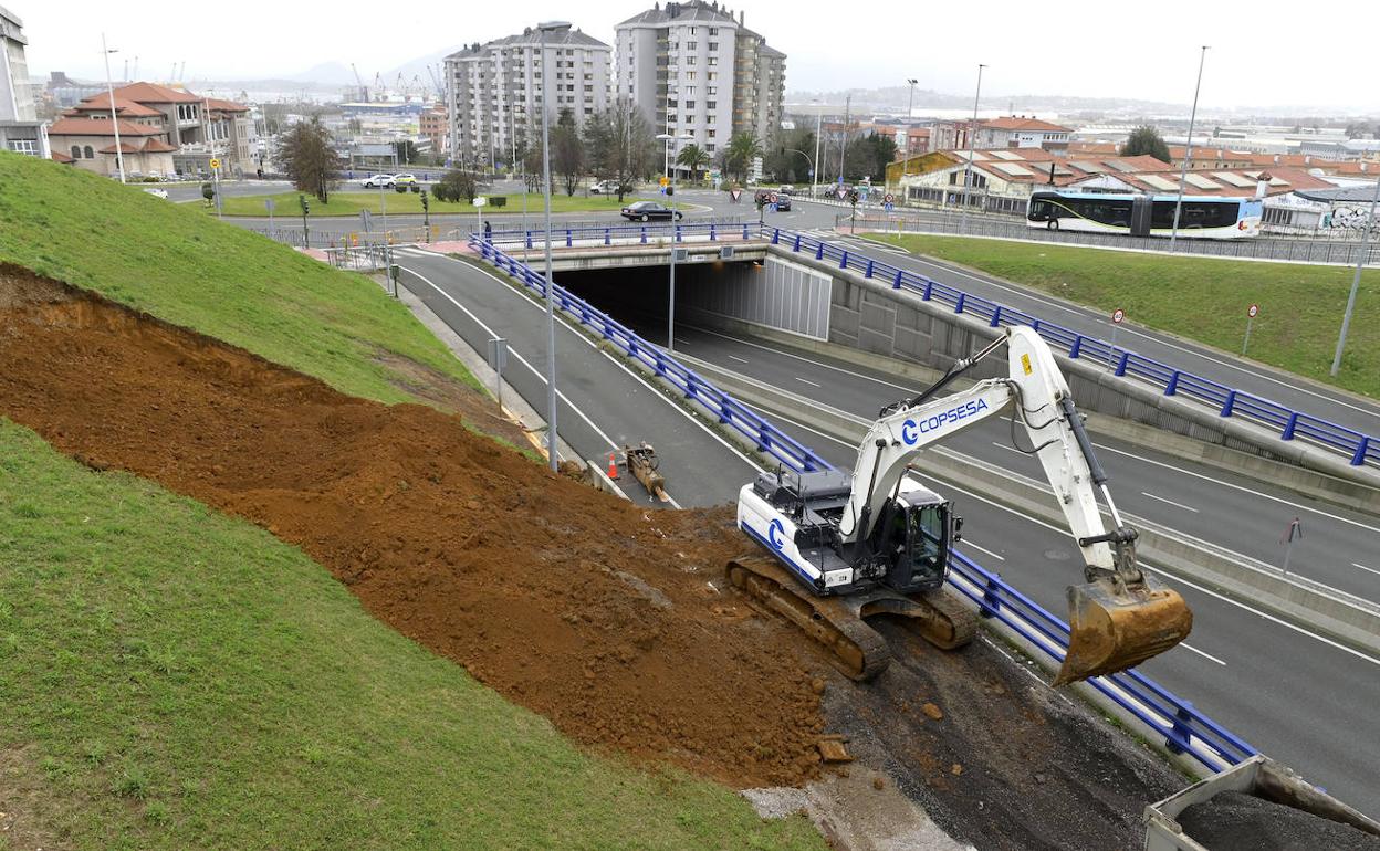 El acceso al túnel desde la rotonda está cortado desde que se produjo el deslizamiento de la tierra en la zona.