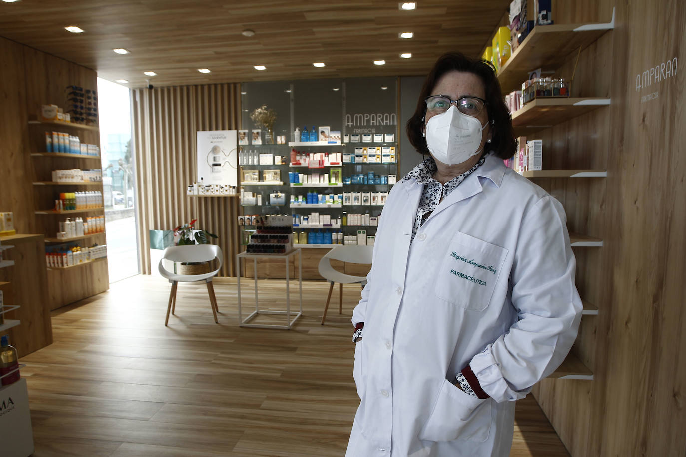 Begoña Amparán en su farmacia de Rinconeda, frente al Centro de Salud.