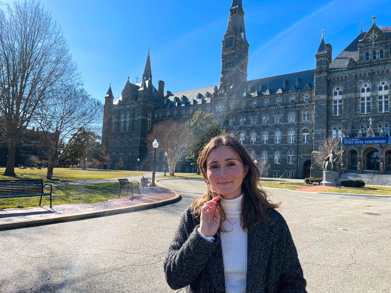 Valeria de la Fuente, en el campus de la Universidad de Geortown, en Estados Unidos. dm